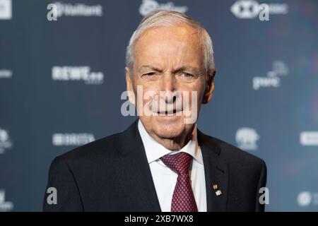 Frueherer Bundes-Umweltminister Klaus Toepfer im alter von 85 Jahren gestorben. ARCHIVFOTO: Prof. Klaus TOEPFER, TÌpfer, Roter Teppich, Red Carpet Show, Ankunft, arrivo, Verleihung Deutscher Nachhaltigkeitspreis a Duesseldorf ore 23.11.2023. *** L'ex ministro federale dell'ambiente Klaus Toepfer è morto all'età di 85 anni FOTO D'ARCHIVIO Prof Klaus TOEPFER, TÌpfer, Red Carpet, Red Carpet Show, arrivo, cerimonia di premiazione tedesca per la sostenibilità a Duesseldorf il 23 11 2023 Foto Stock