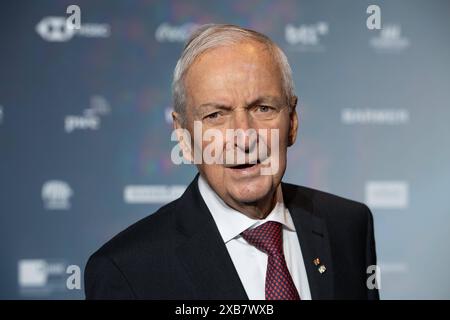 Frueherer Bundes-Umweltminister Klaus Toepfer im alter von 85 Jahren gestorben. ARCHIVFOTO: Prof. Klaus TOEPFER, TÌpfer, Roter Teppich, Red Carpet Show, Ankunft, arrivo, Verleihung Deutscher Nachhaltigkeitspreis a Duesseldorf ore 23.11.2023. *** L'ex ministro federale dell'ambiente Klaus Toepfer è morto all'età di 85 anni FOTO D'ARCHIVIO Prof Klaus TOEPFER, TÌpfer, Red Carpet, Red Carpet Show, arrivo, cerimonia di premiazione tedesca per la sostenibilità a Duesseldorf il 23 11 2023 Foto Stock