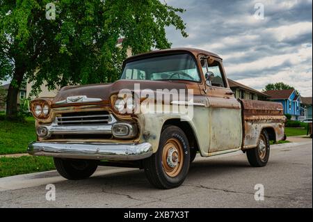 Un pick-up d'epoca parcheggiato sul ciglio della strada Foto Stock