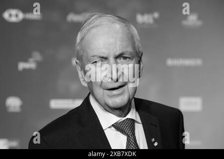 Frueherer Bundes-Umweltminister Klaus Toepfer im alter von 85 Jahren gestorben. ARCHIVFOTO: Prof. Klaus TOEPFER, TÌpfer, Roter Teppich, Red Carpet Show, Ankunft, arrivo, Verleihung Deutscher Nachhaltigkeitspreis a Duesseldorf ore 23.11.2023. *** L'ex ministro federale dell'ambiente Klaus Toepfer è morto all'età di 85 anni FOTO D'ARCHIVIO Prof Klaus TOEPFER, TÌpfer, Red Carpet, Red Carpet Show, arrivo, cerimonia di premiazione tedesca per la sostenibilità a Duesseldorf il 23 11 2023 Foto Stock