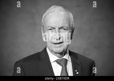 FOTOMONTAGE: Frueherer Bundes-Umweltminister Klaus Toepfer im alter von 85 Jahren gestorben. ARCHIVFOTO: Prof. Klaus TOEPFER, TÌpfer, Roter Teppich, Red Carpet Show, Ankunft, arrivo, Verleihung Deutscher Nachhaltigkeitspreis a Duesseldorf ore 23.11.2023. *** PHOTO ASSEMBLY l'ex ministro federale dell'ambiente Klaus Toepfer è morto all'età di 85 anni FOTO D'ARCHIVIO Prof Klaus TOEPFER, TÌpfer, Red Carpet, Red Carpet Show, arrivo, cerimonia di premiazione tedesca per la sostenibilità a Duesseldorf il 23 11 2023 Foto Stock