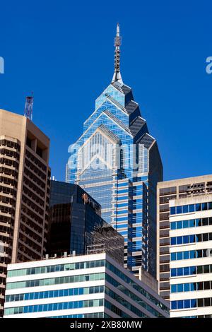 One Liberty Place è il primo edificio a detronizzare il municipio di Filadelfia come l'edificio più alto di Filadelfia. Pennsylvania, Stati Uniti. Foto Stock