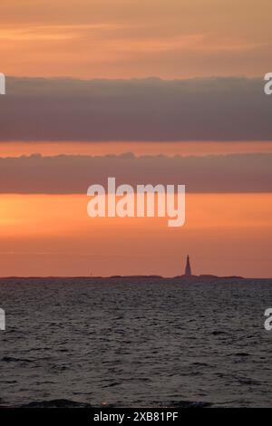 Il faro sulle isole Grip al tramonto fuori dal porto di Kristiansund, Norvegia Foto Stock