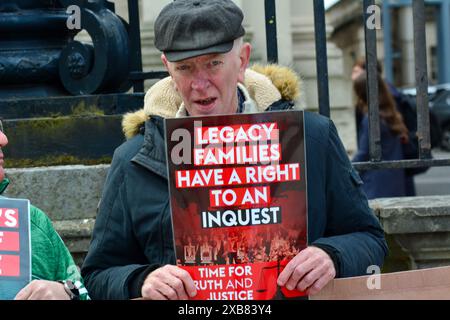 Belfast, Regno Unito 11/06/2024 gli attivisti della Legacy prendono parte alla protesta al di fuori dell'alta Corte di Belfast mentre il governo britannico lancia un appello. Belfast Irlanda del Nord credito: HeadlineX/Alamy Live News Foto Stock