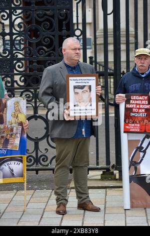 Belfast, Regno Unito 11/06/2024 gli attivisti della Legacy prendono parte alla protesta al di fuori dell'alta Corte di Belfast mentre il governo britannico lancia un appello. Belfast Irlanda del Nord credito: HeadlineX/Alamy Live News Foto Stock