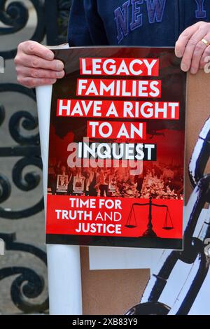 Belfast, Regno Unito 11/06/2024 gli attivisti della Legacy prendono parte alla protesta al di fuori dell'alta Corte di Belfast mentre il governo britannico lancia un appello. Belfast Irlanda del Nord credito: HeadlineX/Alamy Live News Foto Stock