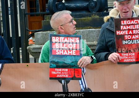 Belfast, Regno Unito 11/06/2024 gli attivisti della Legacy prendono parte alla protesta al di fuori dell'alta Corte di Belfast mentre il governo britannico lancia un appello. Belfast Irlanda del Nord credito: HeadlineX/Alamy Live News Foto Stock