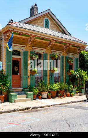 Casa cittadina in stile italiano, nel quartiere francese, la storica residenza cittadina di New Orleans. New Orleans è sede di stili architettonici e tipi di architettura che sono un punto di riferimento Foto Stock