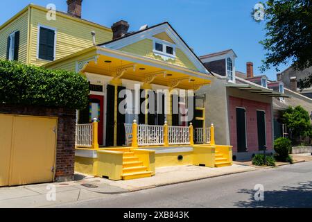 Casa tipo fucile nel quartiere francese, la storica residenza cittadina di New Orleans. New Orleans è sede di stili architettonici e tipi a cui sono strettamente legati Foto Stock