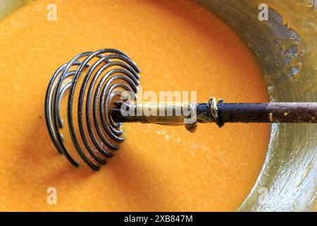 Produzione di zucchero di palma da cocco, mercato galleggiante Tha Kha, Thailandia Foto Stock