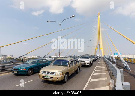 Traffico sul ponte sospeso Rama VIII sul fiume Chao Phraya, Bangkok, Thailandia Foto Stock