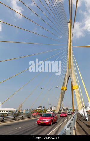 Traffico sul ponte sospeso Rama VIII sul fiume Chao Phraya, Bangkok, Thailandia Foto Stock