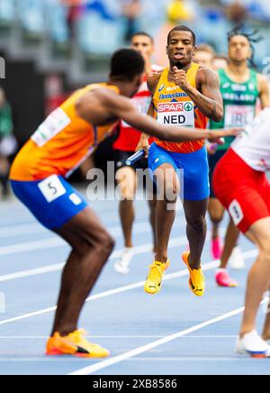 ROMA - Isaya Klein Ikkink e Ramsey Angela in azione nella staffetta maschile 4x400 m nella quinta giornata dei Campionati europei di atletica leggera. ANP IRIS VAN DEN BROEK Foto Stock