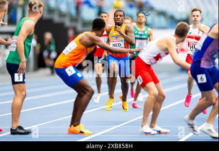 ROMA - Isaya Klein Ikkink e Ramsey Angela in azione nella staffetta maschile 4x400 m nella quinta giornata dei Campionati europei di atletica leggera. ANP IRIS VAN DEN BROEK Foto Stock