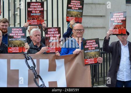 Belfast, Regno Unito 11/06/2024 gli attivisti della Legacy prendono parte alla protesta al di fuori dell'alta Corte di Belfast mentre il governo britannico lancia un appello. Belfast Irlanda del Nord credito: HeadlineX/Alamy Live News Foto Stock