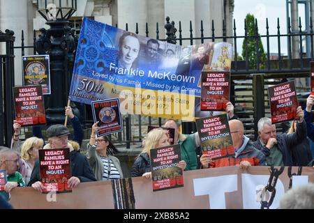 Belfast, Regno Unito 11/06/2024 gli attivisti della Legacy prendono parte alla protesta al di fuori dell'alta Corte di Belfast mentre il governo britannico lancia un appello. Belfast Irlanda del Nord credito: HeadlineX/Alamy Live News Foto Stock