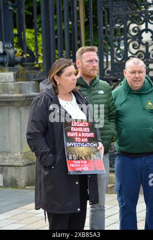 Belfast, Regno Unito 11/06/2024 gli attivisti della Legacy prendono parte alla protesta al di fuori dell'alta Corte di Belfast mentre il governo britannico lancia un appello. Belfast Irlanda del Nord credito: HeadlineX/Alamy Live News Foto Stock