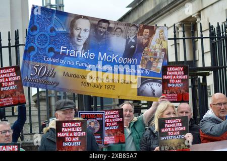 Belfast, Regno Unito 11/06/2024 gli attivisti della Legacy prendono parte alla protesta al di fuori dell'alta Corte di Belfast mentre il governo britannico lancia un appello. Belfast Irlanda del Nord credito: HeadlineX/Alamy Live News Foto Stock