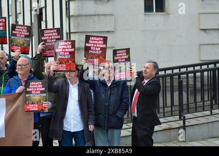 Belfast, Regno Unito 11/06/2024 gli attivisti della Legacy prendono parte alla protesta al di fuori dell'alta Corte di Belfast mentre il governo britannico lancia un appello. Belfast Irlanda del Nord credito: HeadlineX/Alamy Live News Foto Stock