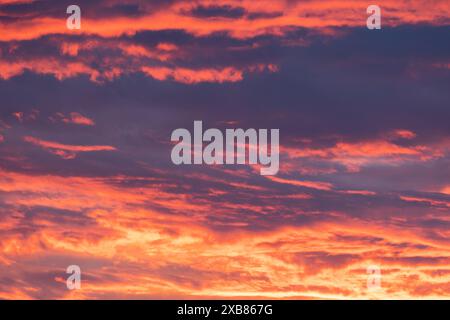 Cielo nuvoloso arancione-rosso dopo il tramonto, formazione di nuvole, cielo serale, tramonto. Kiev, Ucraina Foto Stock