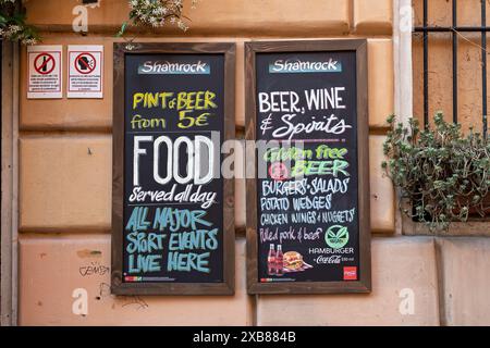 Menu turistico tipico scritto su un cartello nero di lavagna appeso alla parete fuori da un ristorante a Roma, Italia, Europa, Unione europea. Primo piano Foto Stock