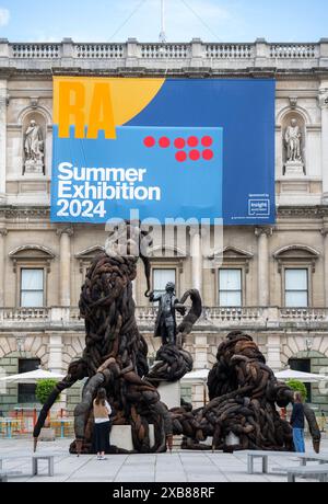 Royal Academy, Londra, Regno Unito. 11 giugno 2024. SOLO NOTIZIE EDITORIALI - quest'anno sono in mostra oltre 1200 opere d'arte nella Mostra estiva, tra cui una straordinaria scultura tessile monumentale nel cortile Annenberg (foto) di Nicola Turner, che interagisce con la statua del presidente fondatore della RA, Sir Joshua Reynolds. La Summer Exhibition presso la RA di Londra, si svolge dal 18 giugno al 18 agosto 2024 ed è la più grande mostra d'arte contemporanea aperta al mondo che si svolge ogni anno senza interruzioni dal 1769. Crediti: Malcolm Park/Alamy Live News Foto Stock