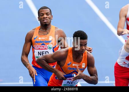 Roma, Italia. 11 giugno 2024. ROMA, ITALIA - 11 GIUGNO: Ramsey Angela dei Paesi Bassi fa il passaggio a Isaya Klein Ikkink dei Paesi Bassi gareggiando nella staffetta 4 x 400 m durante il quinto giorno dei Campionati europei di atletica leggera - Roma 2024 allo Stadio Olimpico l'11 giugno 2024 a Roma, Italia. (Foto di Joris Verwijst/Agenzia BSR) credito: Agenzia BSR/Alamy Live News Foto Stock