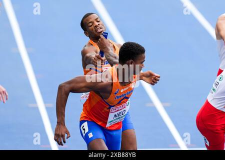 Roma, Italia. 11 giugno 2024. ROMA, ITALIA - 11 GIUGNO: Ramsey Angela dei Paesi Bassi fa il passaggio a Isaya Klein Ikkink dei Paesi Bassi gareggiando nella staffetta 4 x 400 m durante il quinto giorno dei Campionati europei di atletica leggera - Roma 2024 allo Stadio Olimpico l'11 giugno 2024 a Roma, Italia. (Foto di Joris Verwijst/Agenzia BSR) credito: Agenzia BSR/Alamy Live News Foto Stock