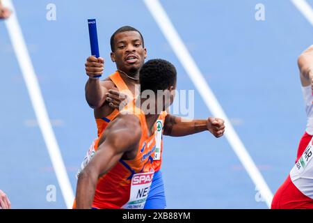 Roma, Italia. 11 giugno 2024. ROMA, ITALIA - 11 GIUGNO: Ramsey Angela dei Paesi Bassi fa il passaggio a Isaya Klein Ikkink dei Paesi Bassi gareggiando nella staffetta 4 x 400 m durante il quinto giorno dei Campionati europei di atletica leggera - Roma 2024 allo Stadio Olimpico l'11 giugno 2024 a Roma, Italia. (Foto di Joris Verwijst/Agenzia BSR) credito: Agenzia BSR/Alamy Live News Foto Stock
