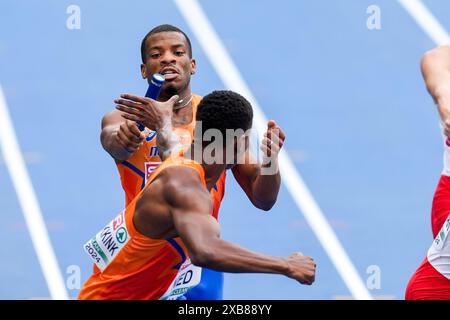 Roma, Italia. 11 giugno 2024. ROMA, ITALIA - 11 GIUGNO: Ramsey Angela dei Paesi Bassi fa il passaggio a Isaya Klein Ikkink dei Paesi Bassi gareggiando nella staffetta 4 x 400 m durante il quinto giorno dei Campionati europei di atletica leggera - Roma 2024 allo Stadio Olimpico l'11 giugno 2024 a Roma, Italia. (Foto di Joris Verwijst/Agenzia BSR) credito: Agenzia BSR/Alamy Live News Foto Stock