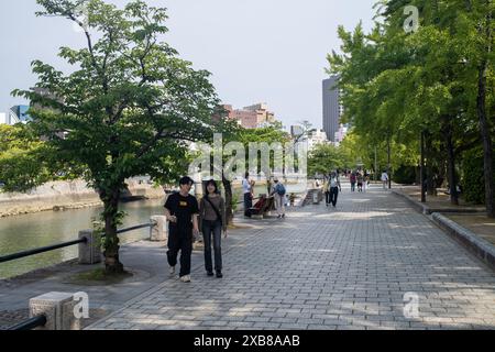 Passeggiata lungo il fiume nel Parco della Pace di Hiroshima in Giappone Foto Stock