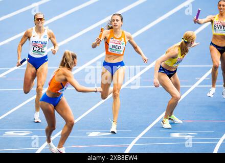 ROMA - Eveline Saalberg e Anne van de Wiel in azione sulla staffetta 4x400 m nella quinta giornata dei Campionati europei di atletica leggera. ANP IRIS VAN DEN BROEK Foto Stock