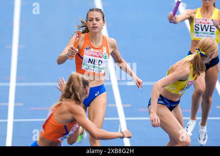 Roma, Italia. 11 giugno 2024. ROMA, ITALIA - 11 GIUGNO: Eveline Saalberg dei Paesi Bassi consegna il suo testimone ad Anne Van De Wiel dei Paesi Bassi gareggiando nella staffetta 4 x 400m durante la quinta giornata dei Campionati europei di atletica leggera - Roma 2024 allo Stadio Olimpico l'11 giugno 2024 a Roma. (Foto di Joris Verwijst/Agenzia BSR) credito: Agenzia BSR/Alamy Live News Foto Stock