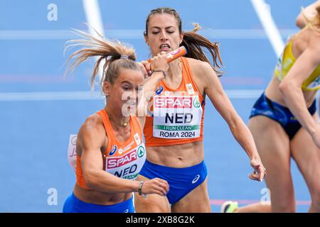 Roma, Italia. 11 giugno 2024. ROMA, ITALIA - 11 GIUGNO: Eveline Saalberg dei Paesi Bassi consegna il suo testimone ad Anne Van De Wiel dei Paesi Bassi gareggiando nella staffetta 4 x 400m durante la quinta giornata dei Campionati europei di atletica leggera - Roma 2024 allo Stadio Olimpico l'11 giugno 2024 a Roma. (Foto di Joris Verwijst/Agenzia BSR) credito: Agenzia BSR/Alamy Live News Foto Stock
