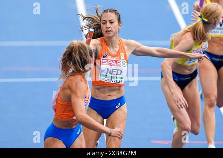 Roma, Italia. 11 giugno 2024. ROMA, ITALIA - 11 GIUGNO: Eveline Saalberg dei Paesi Bassi consegna il suo testimone ad Anne Van De Wiel dei Paesi Bassi gareggiando nella staffetta 4 x 400m durante la quinta giornata dei Campionati europei di atletica leggera - Roma 2024 allo Stadio Olimpico l'11 giugno 2024 a Roma. (Foto di Joris Verwijst/Agenzia BSR) credito: Agenzia BSR/Alamy Live News Foto Stock