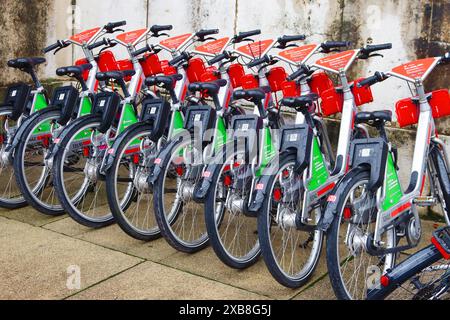 Monaco di Baviera, Germania - 20 dicembre 2023: Molte cose su Max-Joseph-Platz. Come servizio nazionale dalla Deutsche Bahn Foto Stock