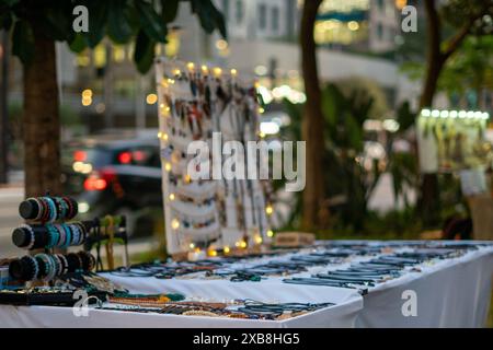 Un assortimento di gioielli in vendita in un mercato Foto Stock