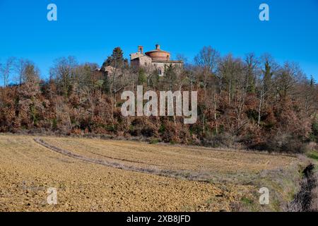 Cappella di San Galgano a Montesiepi, in rovina Abbazia gotica italiana di San Galgano (Abbazia di San Galgano), Toscana, Italia Foto Stock