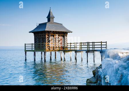 Geografia / viaggi, Svizzera, stabilimento balneare in legno ghiacciato sul lago Neuchatel a Gorgier, USO NON ESCLUSIVO PER BIGLIETTI-AUGURI-BIGLIETTI-CARTOLINE-CARTOLINE-BIGLIETTI-BIGLIETTI-BIGLIETTI-BIGLIETTI-CARTOLINE Foto Stock