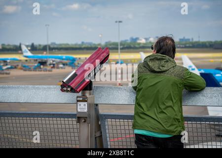 Schiphol, Paesi Bassi, 09.06.2024, Plane Spotting presso l'aeroporto Schiphol di Amsterdam, una persona che osserva gli aeromobili dalla piattaforma di osservazione Foto Stock