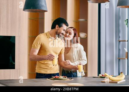 Una donna rossa e un uomo barbuto condividono un momento accogliente, in piedi insieme in una cucina moderna. Foto Stock