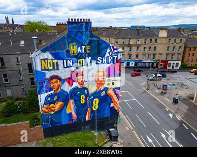 Un nuovo murale con un messaggio anti-odio della squadra di calcio scozzese davanti a Euro 2024 a Dennistoun, Glasgow Foto Stock