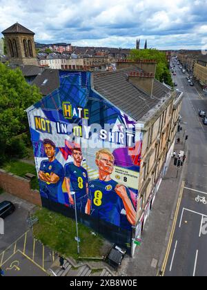 Un nuovo murale con un messaggio anti-odio della squadra di calcio scozzese davanti a Euro 2024 a Dennistoun, Glasgow Foto Stock