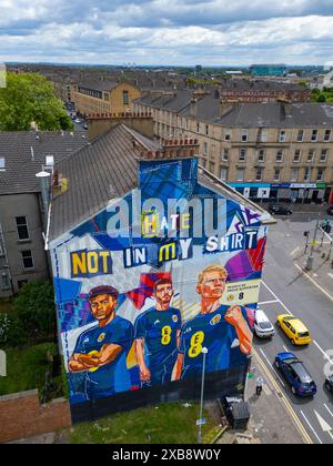 Un nuovo murale con un messaggio anti-odio della squadra di calcio scozzese davanti a Euro 2024 a Dennistoun, Glasgow Foto Stock