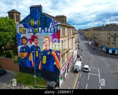 Un nuovo murale con un messaggio anti-odio della squadra di calcio scozzese davanti a Euro 2024 a Dennistoun, Glasgow Foto Stock