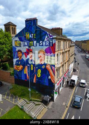 Un nuovo murale con un messaggio anti-odio della squadra di calcio scozzese davanti a Euro 2024 a Dennistoun, Glasgow Foto Stock