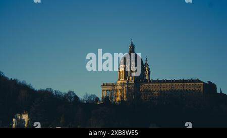 La bellissima Basilica di Superga sotto un cielo blu a Torino Foto Stock