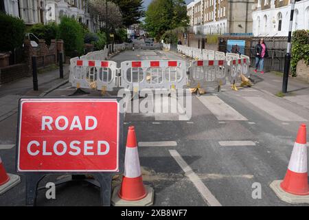 La strada principale è chiusa per lavori di riparazione a Londra. Stoke Newington. Foto Stock