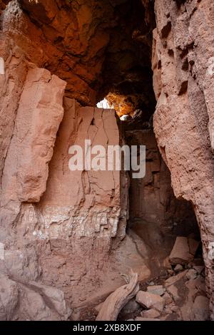 Arco di roccia simile a un ingresso nella grotta Foto Stock