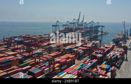 (240611) -- ISTANBUL, 11 giugno 2024 (Xinhua) -- una foto aerea di un drone mostra una vista del terminal Kumport a Istanbul, T¨¹rkiye, 10 giugno 2024. Il terminal di Kumport si trova sulla costa nord-occidentale del Mare di Marmara a Istanbul, T¨¹rkiye, a circa 35 chilometri dallo stretto del Bosforo. (Xinhua/Liu lei) Foto Stock